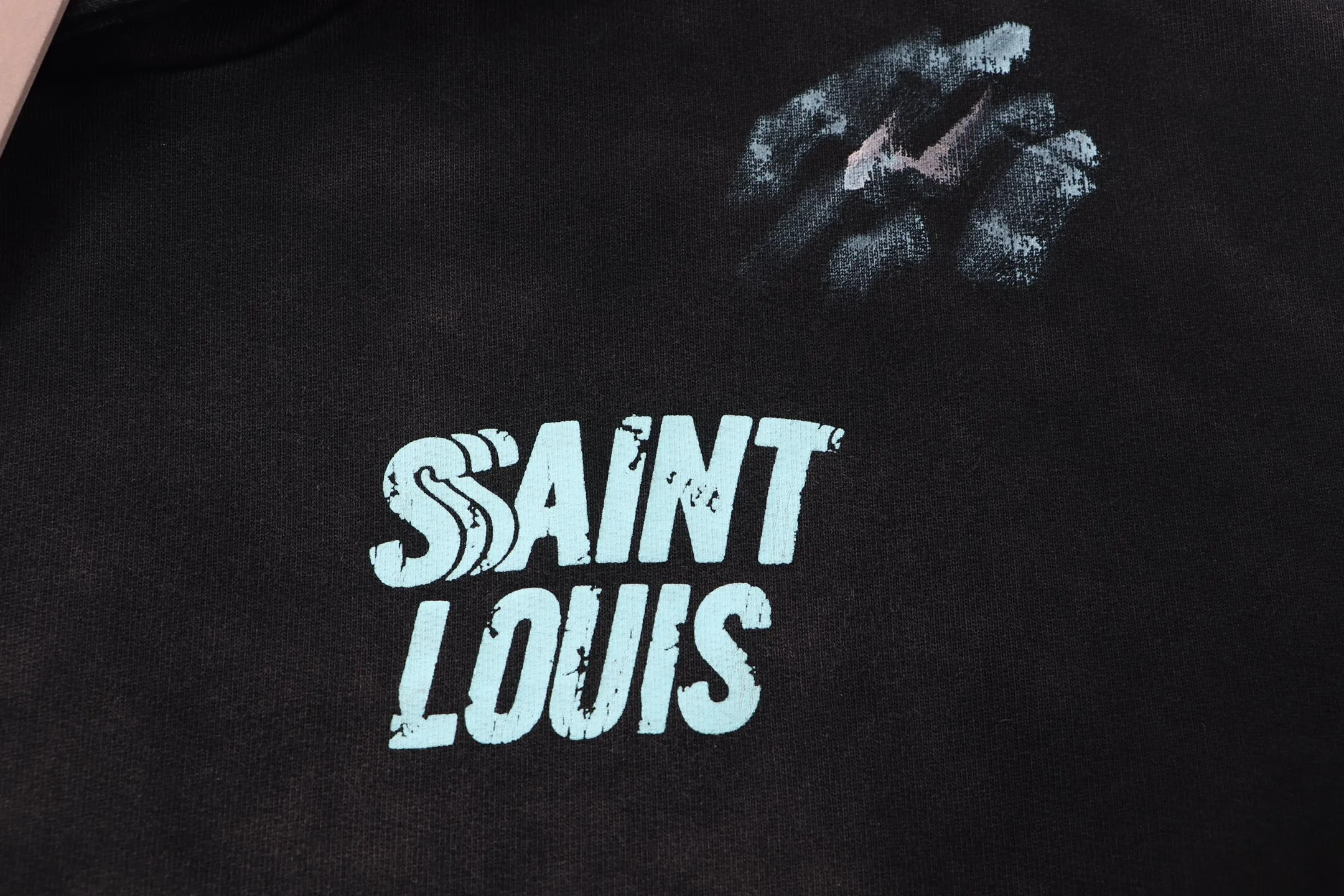Style No. S228 P300💰 (450g version) SSSAINT LOUIS ink-washed distressed letter logo printed hooded pullover sweatshirt. Made of 450g dense cotton fabric, washed and sprayed with horse slip technology, loose version, same style for men and women. Size: S-XL